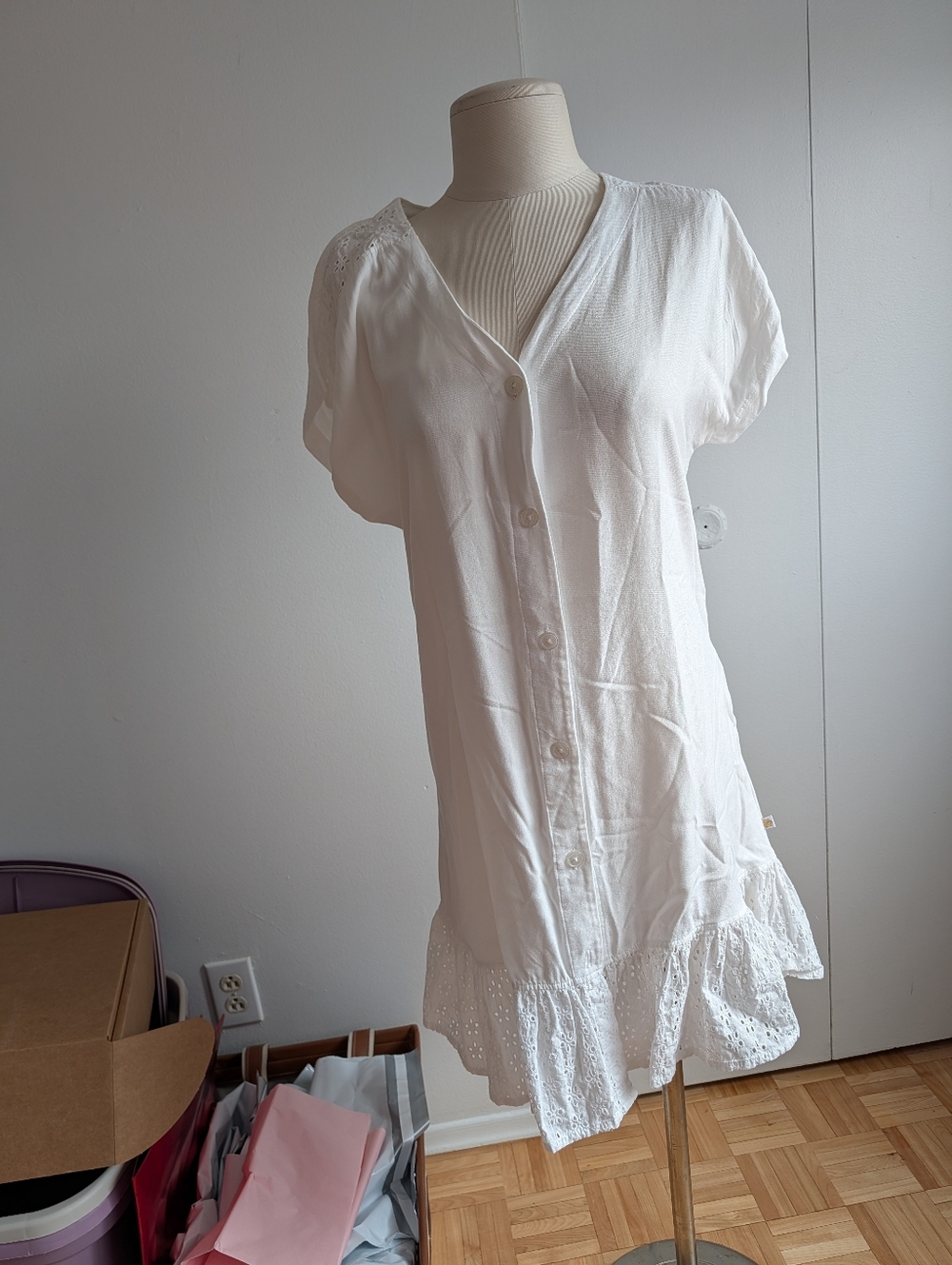 La Vie En Rose White Eyelet Hem Button-Front Tunic